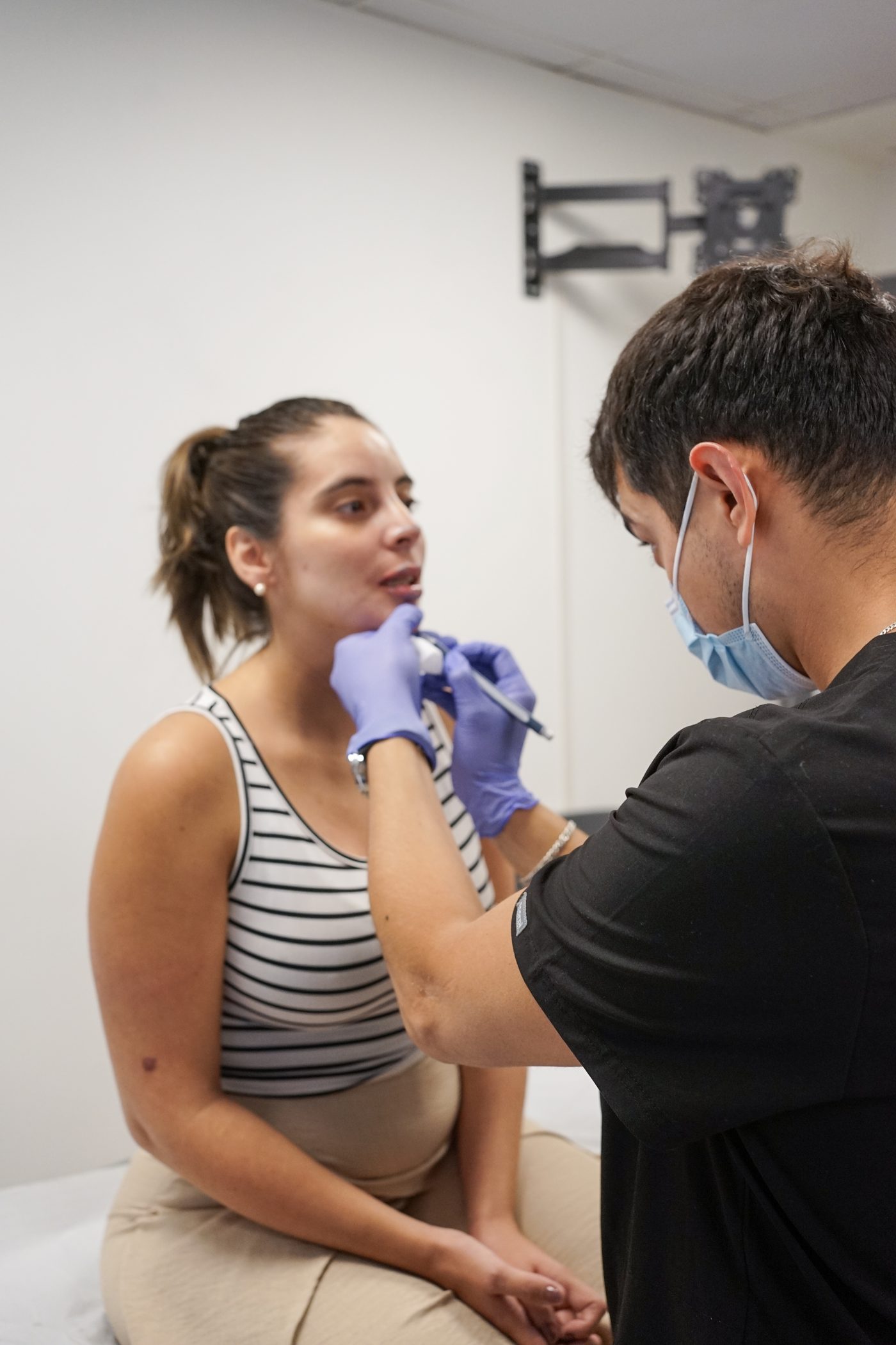 Dr. Francisco Paredes realizando procedimiento — Longevity Esthetic